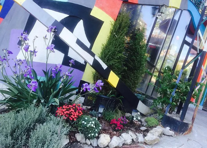 Sebarozvojove Centrum Vedy A Umenia S Ubytovanim Братислава