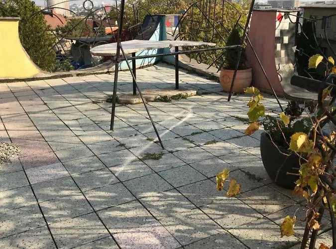 Sebarozvojove Centrum Vedy A Umenia S Ubytovanim Братислава