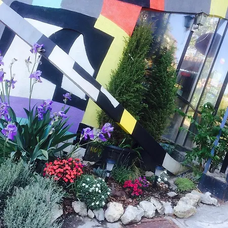 Sebarozvojove Centrum Vedy A Umenia S Ubytovanim Μπρατισλάβα